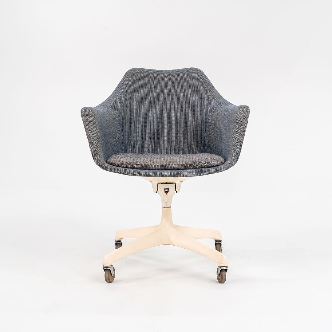 1960s Executive Desk Chair, Model 150UDS by Eero Saarinen for Knoll in Fiberglass, Aluminum, and Blue Fabric, 6x Available