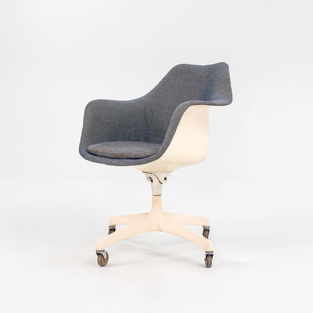 1960s Executive Desk Chair, Model 150UDS by Eero Saarinen for Knoll in Fiberglass, Aluminum, and Blue Fabric, 6x Available