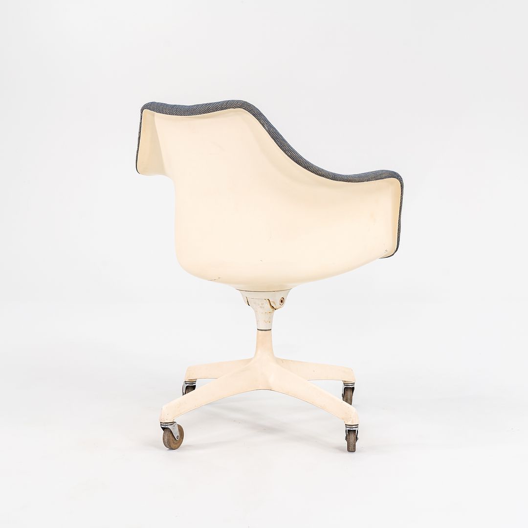 1960s Executive Desk Chair, Model 150UDS by Eero Saarinen for Knoll in Fiberglass, Aluminum, and Blue Fabric, 6x Available