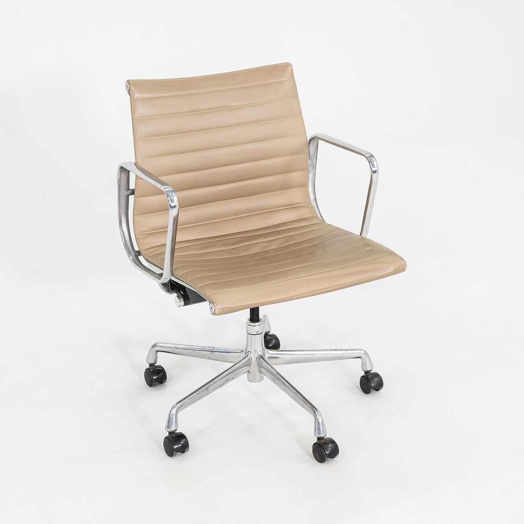 2007 Herman Miller Eames Aluminum Group Management Desk Chairs in Beige Leather 2x Available