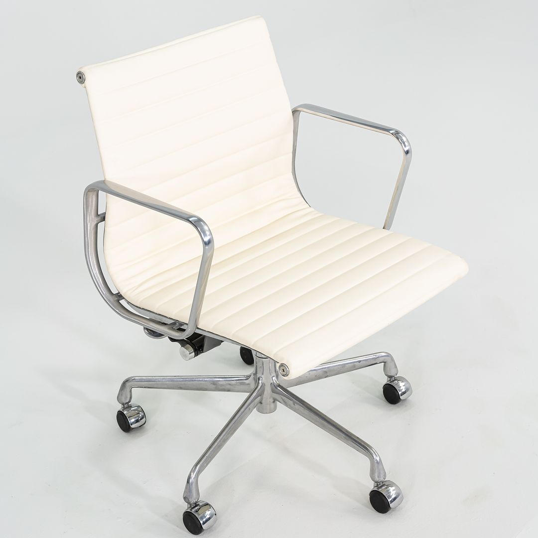 2010s Herman Miller Eames Aluminum Management Desk Chair in Cream Leather