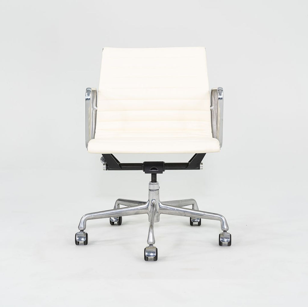 2010s Herman Miller Eames Aluminum Management Desk Chair in Cream Leather