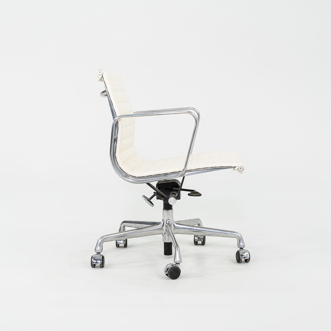 2010s Herman Miller Eames Aluminum Group Management Desk Chair in Cream Naugahyde