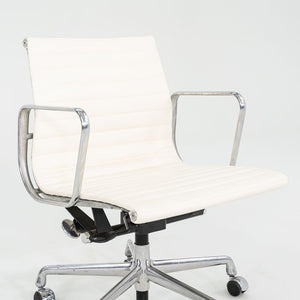 2010s Herman Miller Eames Aluminum Group Management Desk Chair in Cream Naugahyde