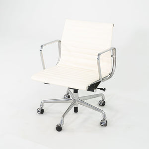 2010s Herman Miller Eames Aluminum Group Management Desk Chair in Cream Naugahyde