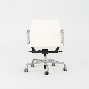 2010s Herman Miller Eames Aluminum Group Management Desk Chair in Cream Naugahyde