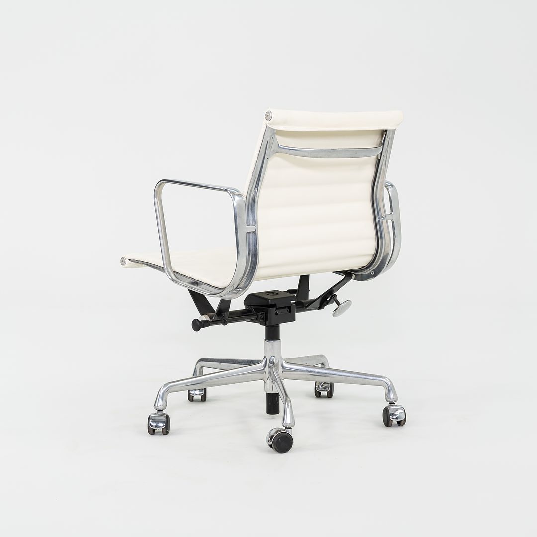 2010s Herman Miller Eames Aluminum Group Management Desk Chair in Cream Naugahyde