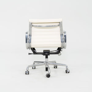 2010s Herman Miller Eames Aluminum Group Management Desk Chair in Cream Naugahyde