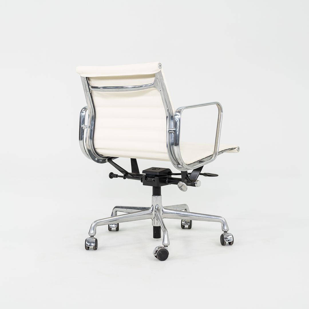 2010s Herman Miller Eames Aluminum Group Management Desk Chair in Cream Naugahyde