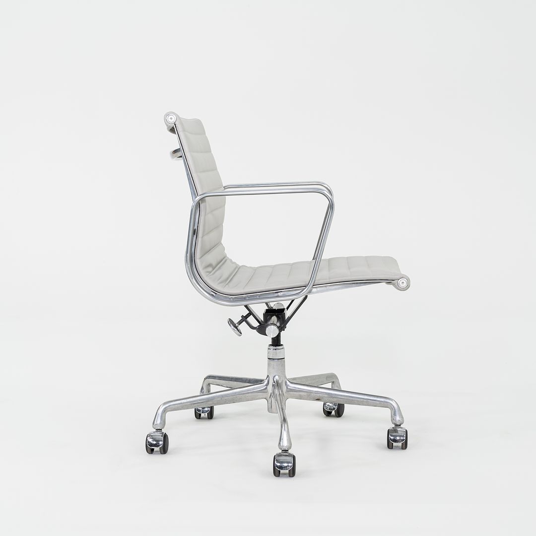 2010s Herman Miller Eames Aluminum Group Management Desk Chair in Grey Leather