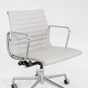 2010s Herman Miller Eames Aluminum Group Management Desk Chair in Grey Leather