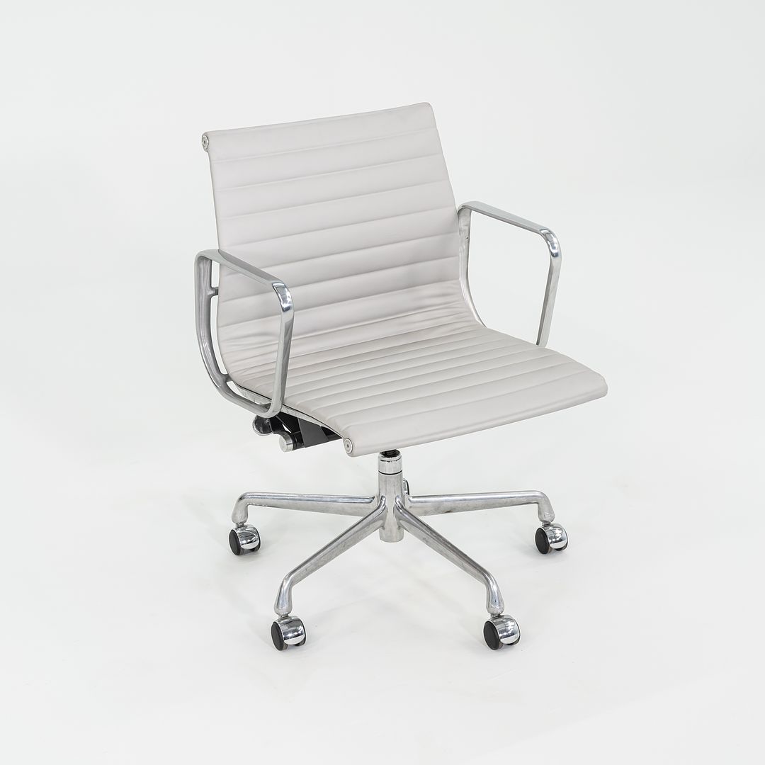 2010s Herman Miller Eames Aluminum Group Management Desk Chair in Grey Leather