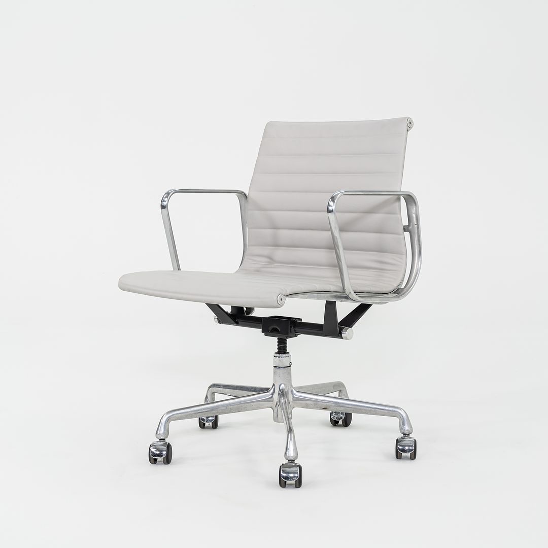 2010s Herman Miller Eames Aluminum Group Management Desk Chair in Grey Leather