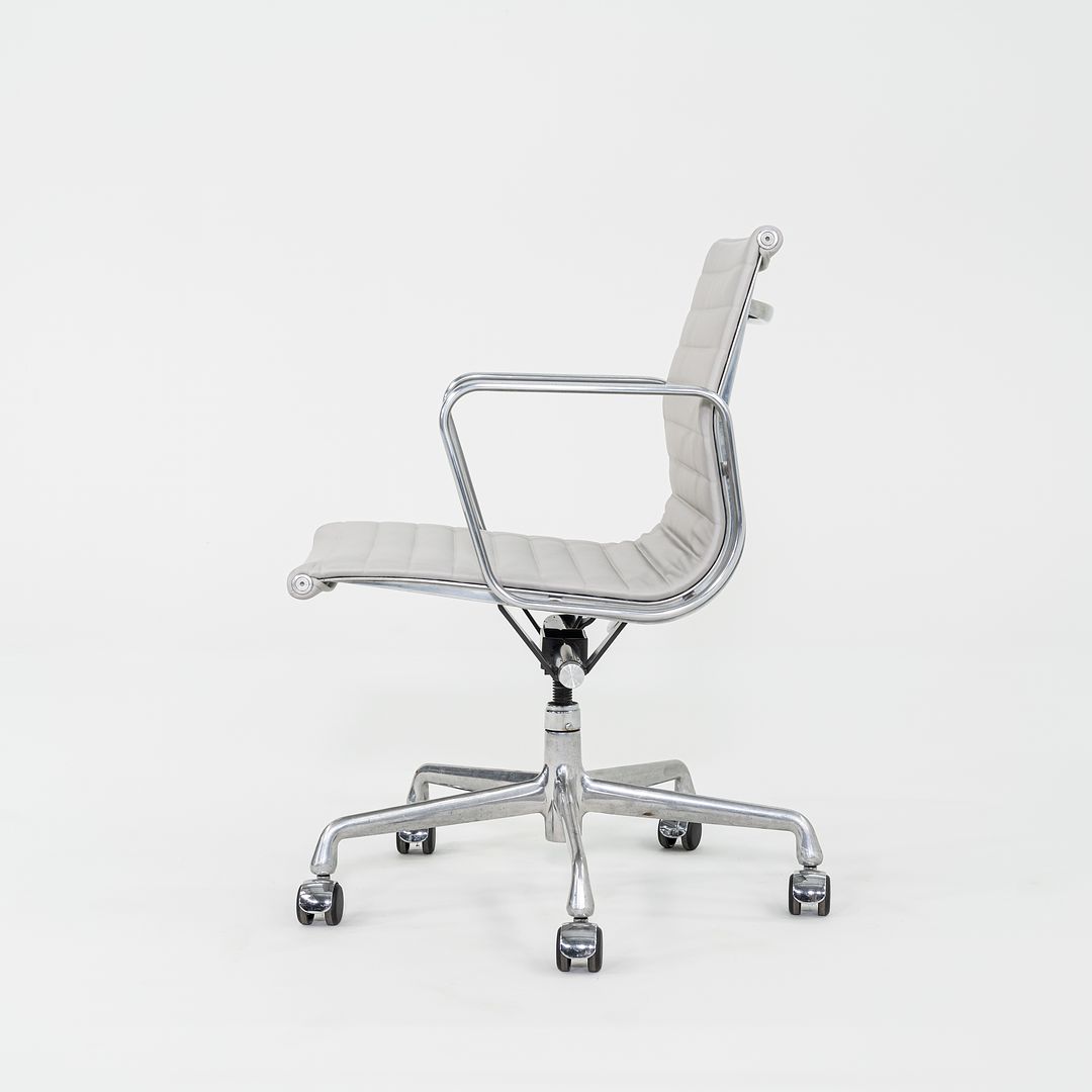 2010s Herman Miller Eames Aluminum Group Management Desk Chair in Grey Leather