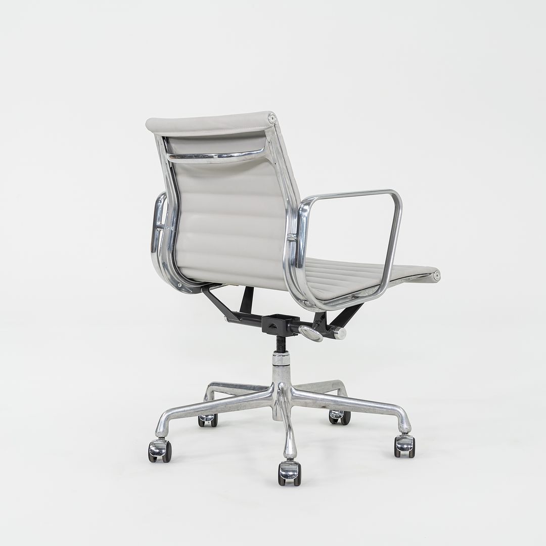 2010s Herman Miller Eames Aluminum Group Management Desk Chair in Grey Leather