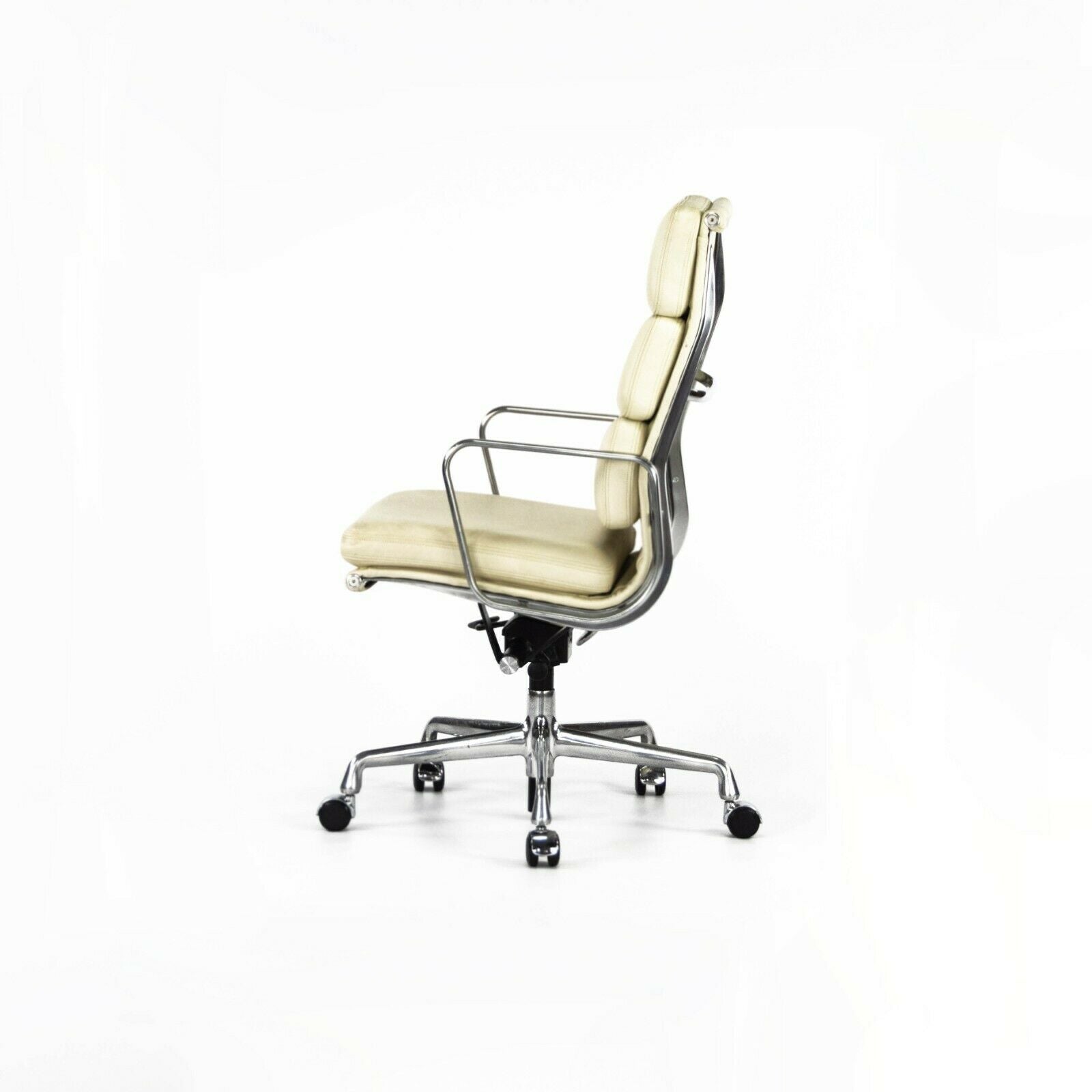 SOLD 2011 Herman Miller Eames Aluminum Group Executive Soft Pad Desk Chair Ivory 12+