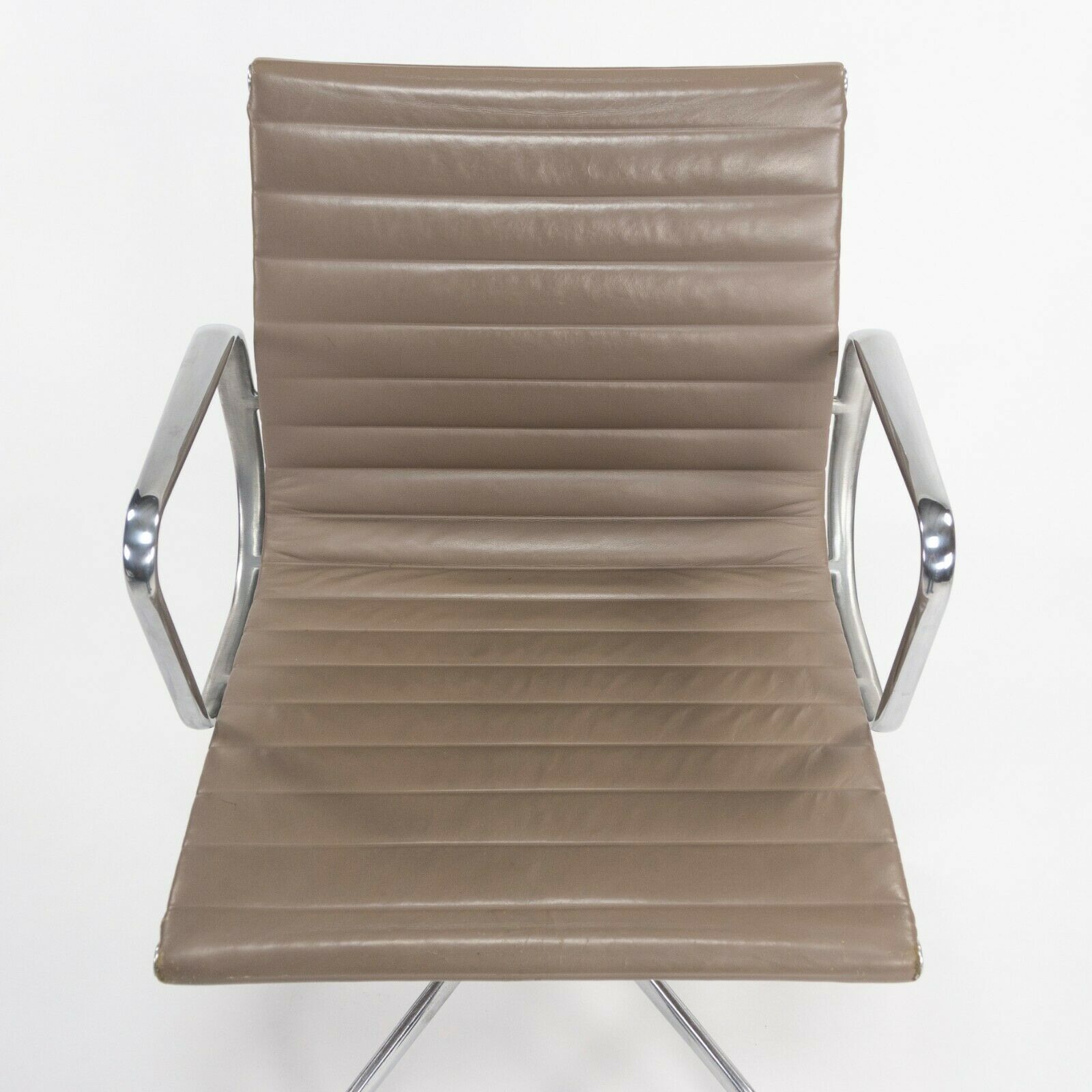 SOLD Greige Leather Herman Miller Eames Aluminum Group Management Desk Chair 8 Available