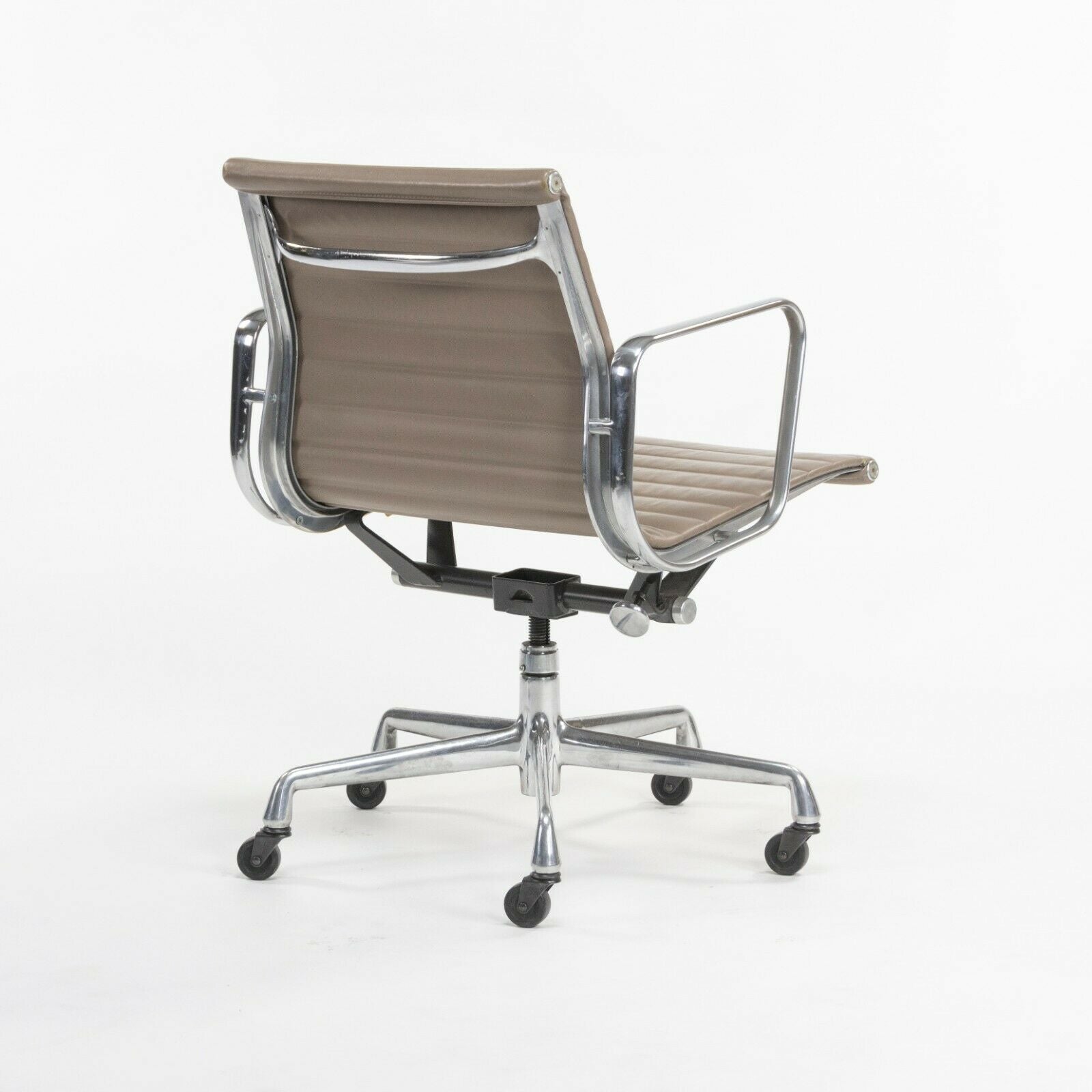 SOLD Greige Leather Herman Miller Eames Aluminum Group Management Desk Chair 8 Available