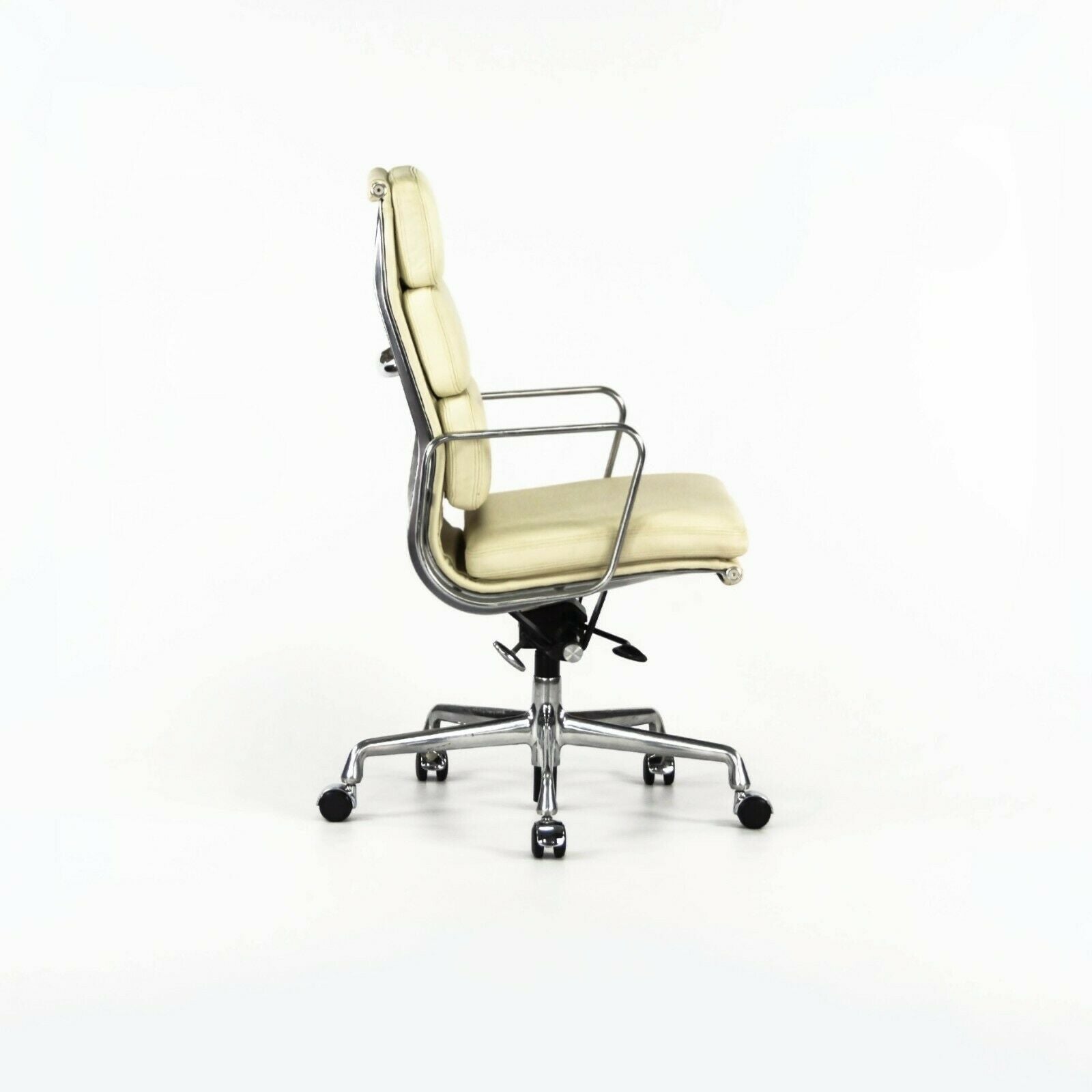 SOLD 2011 Herman Miller Eames Aluminum Group Executive Soft Pad Desk Chair Ivory 12+