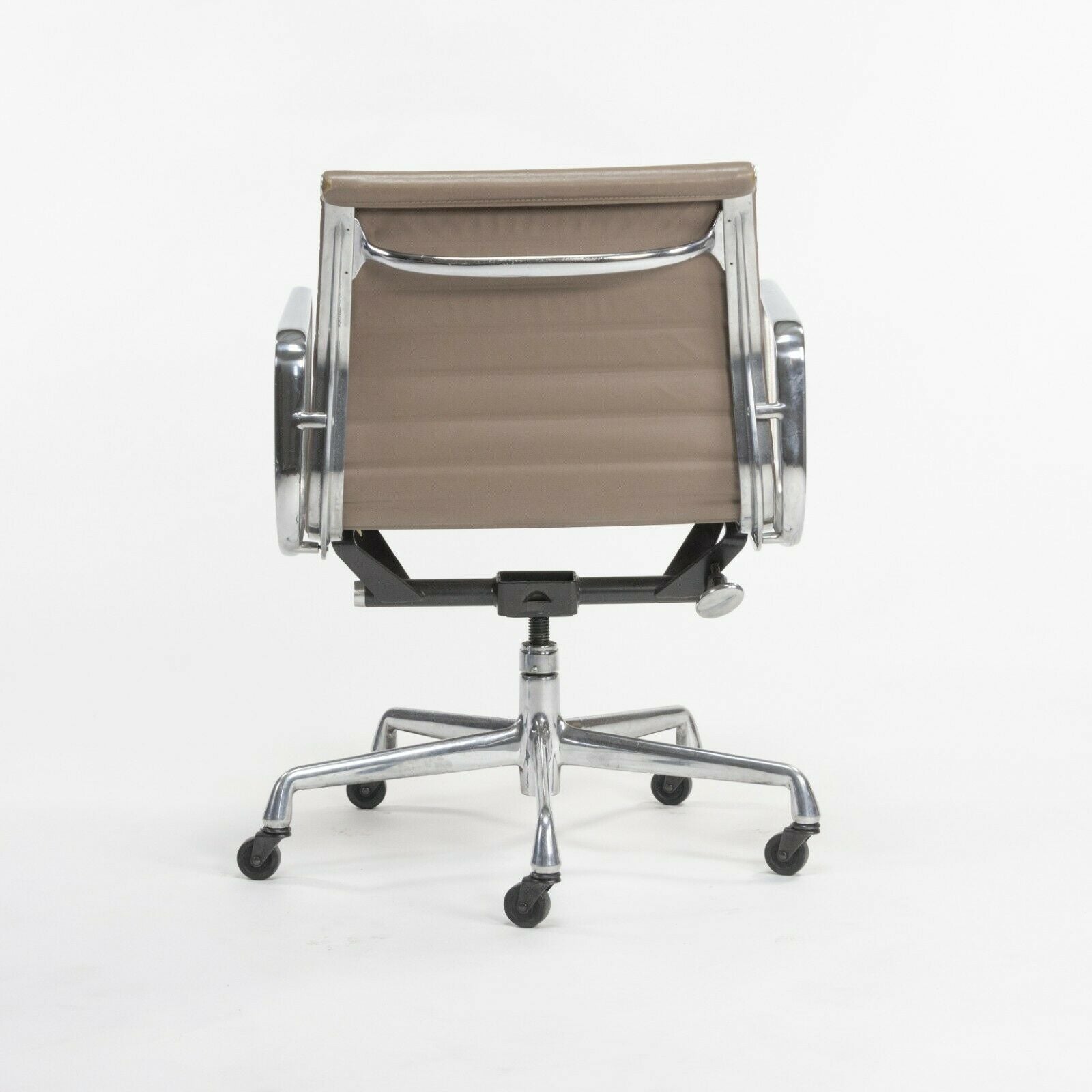 SOLD Greige Leather Herman Miller Eames Aluminum Group Management Desk Chair 8 Available