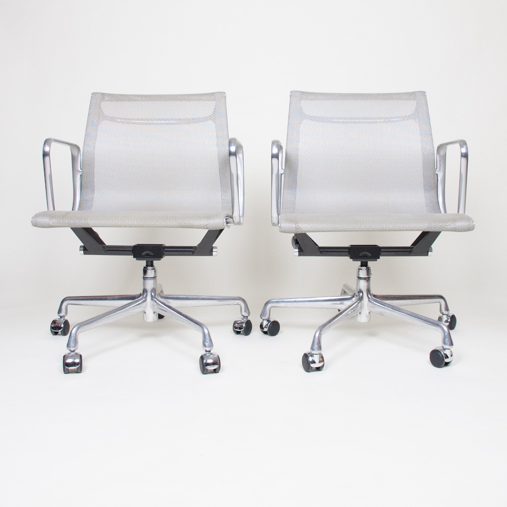 SOLD Eames Herman Miller 2007 Aluminum Group Executive Desk Chairs Mesh