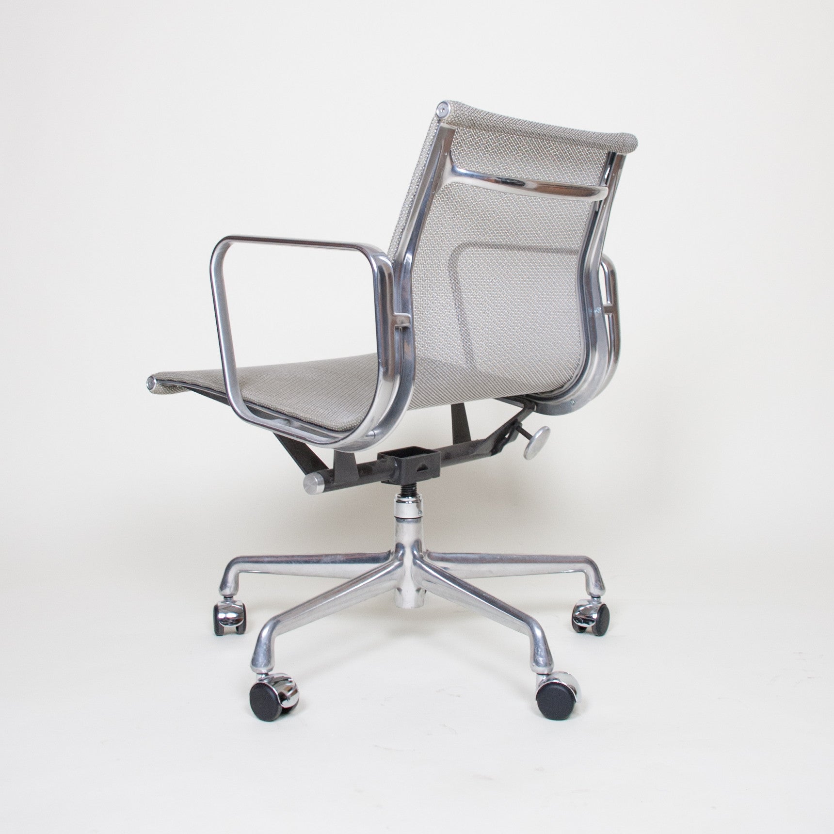 SOLD Eames Herman Miller 2007 Aluminum Group Executive Desk Chairs Mesh