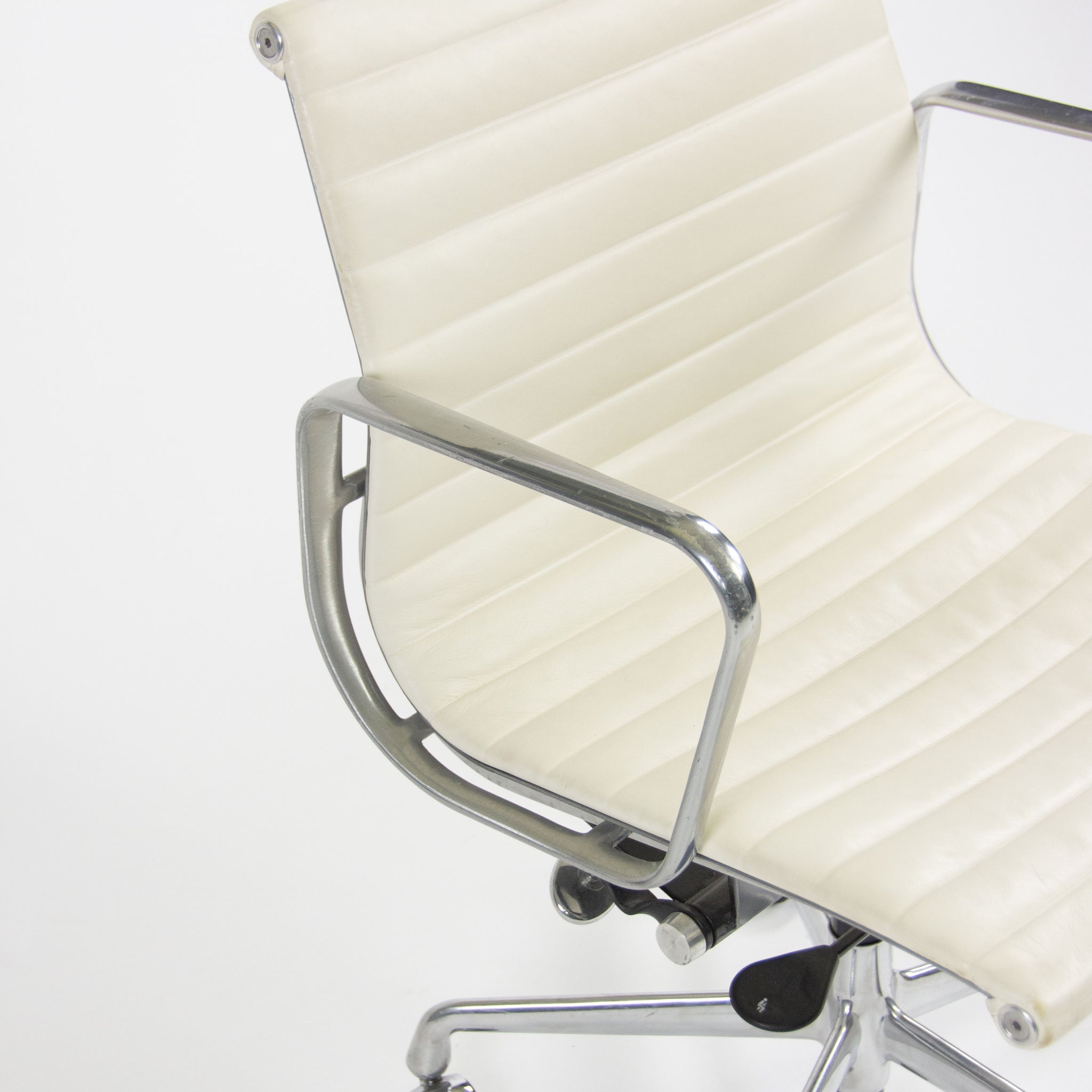 SOLD Herman Miller Eames 2012 Aluminum Group Management Desk Chair 6x Available White