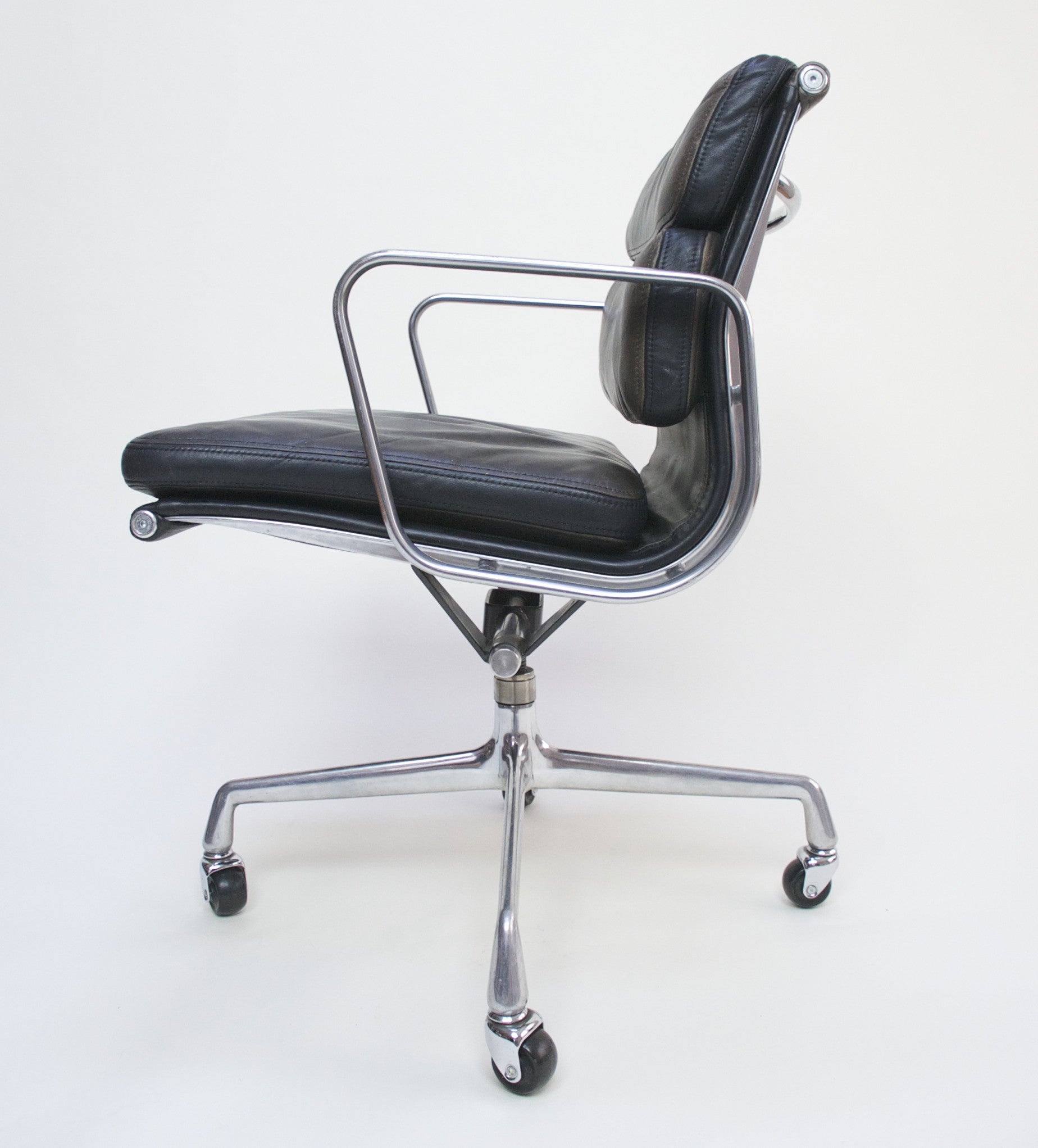 SOLD Dual-Tone Museum Quality Eames Herman Miller Soft Pad Aluminum Group Chair